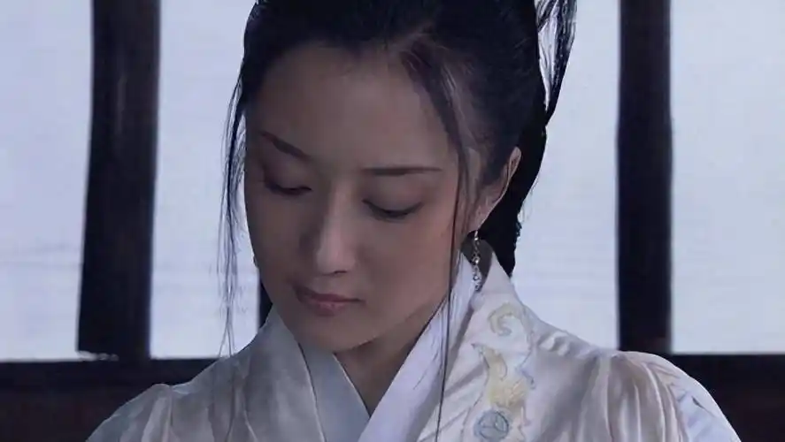 她曾是古装第一美人,被狗咬毁容后,如今40岁靠演坏女人翻身_李依晓