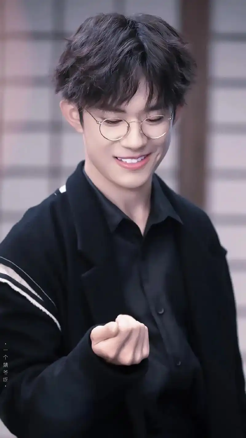 tfboys 新闻千玺的笑容像春风一样使人沉醉,笑起来还有梨涡,一双剑眉