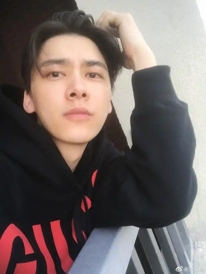 组图:李易峰晒素颜倚栏杆自拍照 状态大好做"金鱼嘴"表情卖萌_高清