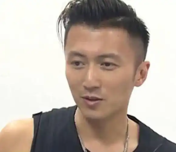 原创谢霆锋保持少年感靠发型梳背头扎小辫不算啥直接用熨斗烫才狠