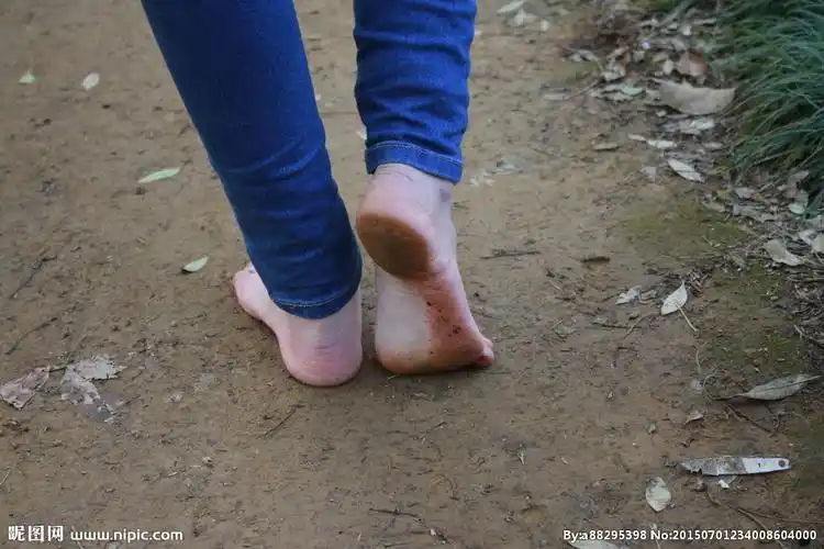 泥地光脚丫的脏脚图片