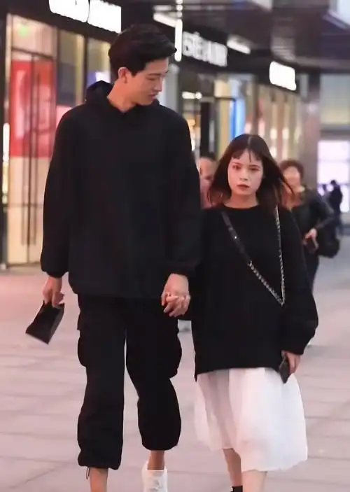身高差35cm的情侣街拍:女生腿只有男生一半长,这才是爱情!