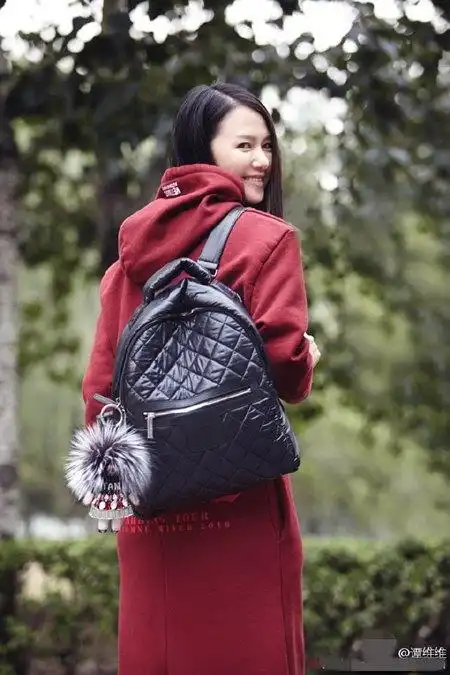 维维一笑很倾城谭维维随性街拍笑容甜到酥