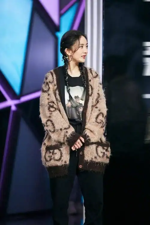 杨幂军绿色套装亮相综艺节目麻花辫搭配金丝眼镜尽显利落帅气