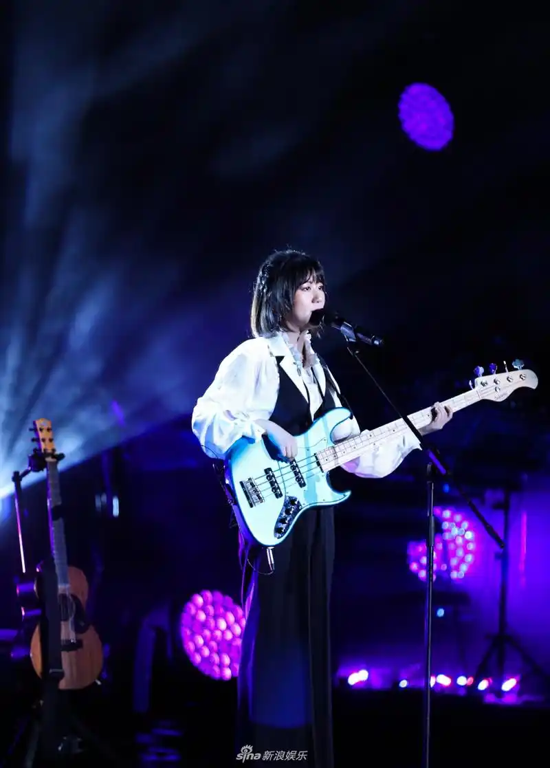 组图:谢春花生日举办演唱会 舞台上自弹自唱身材高挑