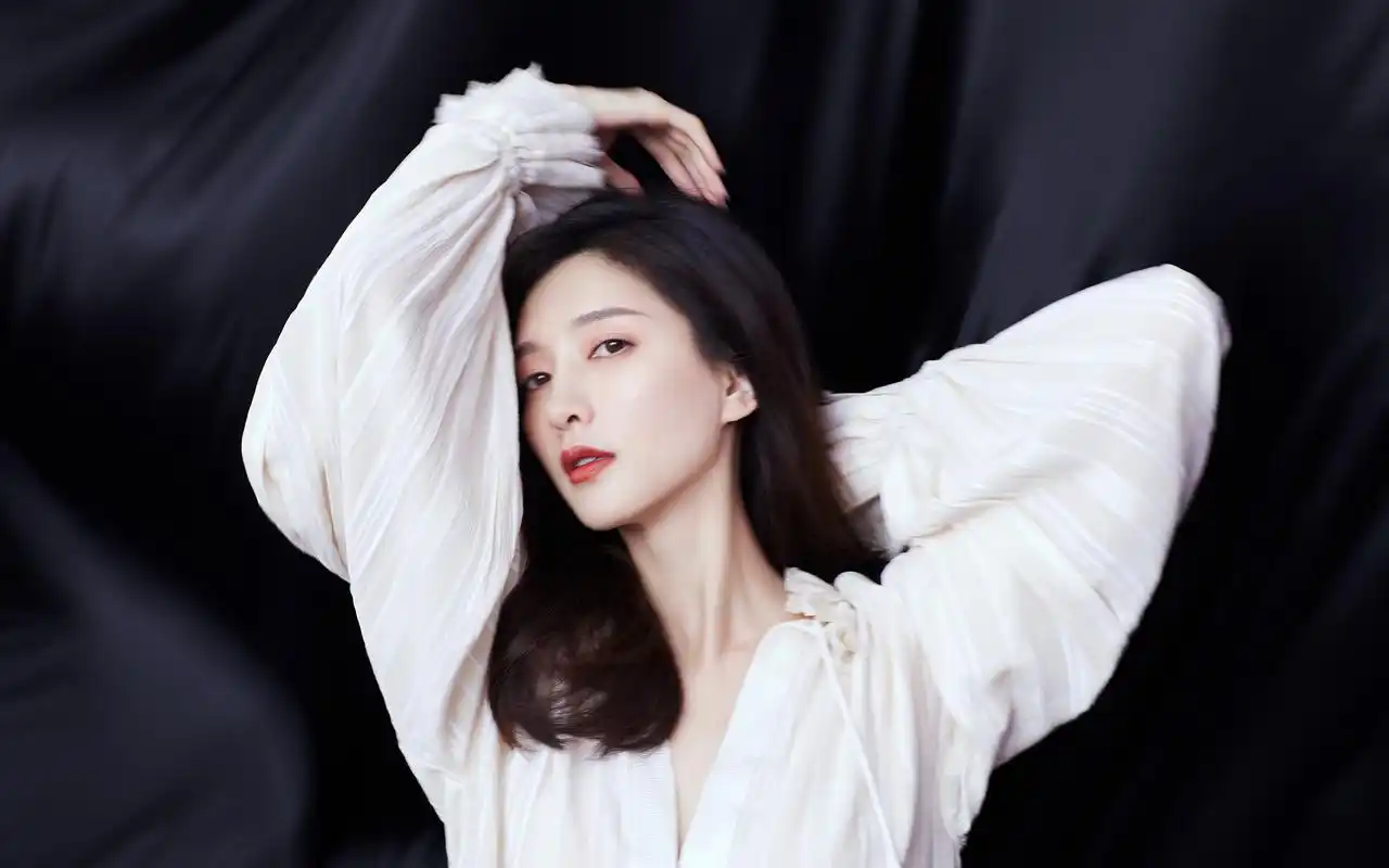 江疏影性感优雅写真桌面壁纸