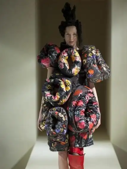 东京时装秀这款服装有些怪诞|日本|小编|奥运会_网易订阅