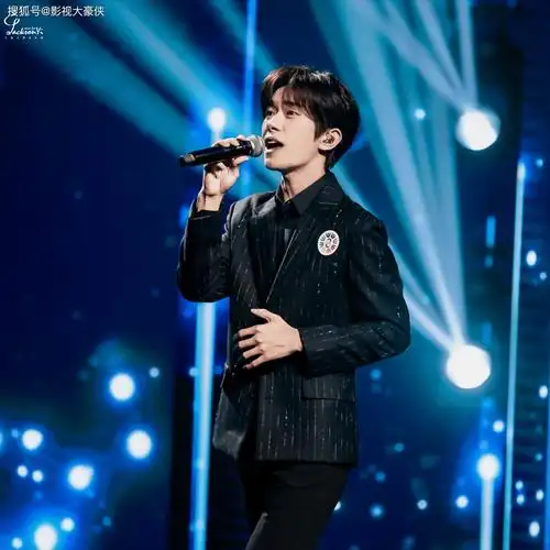易烊千玺《不辞星海》舞台大热:温柔嗓音 稳健台风,网友:还得是你