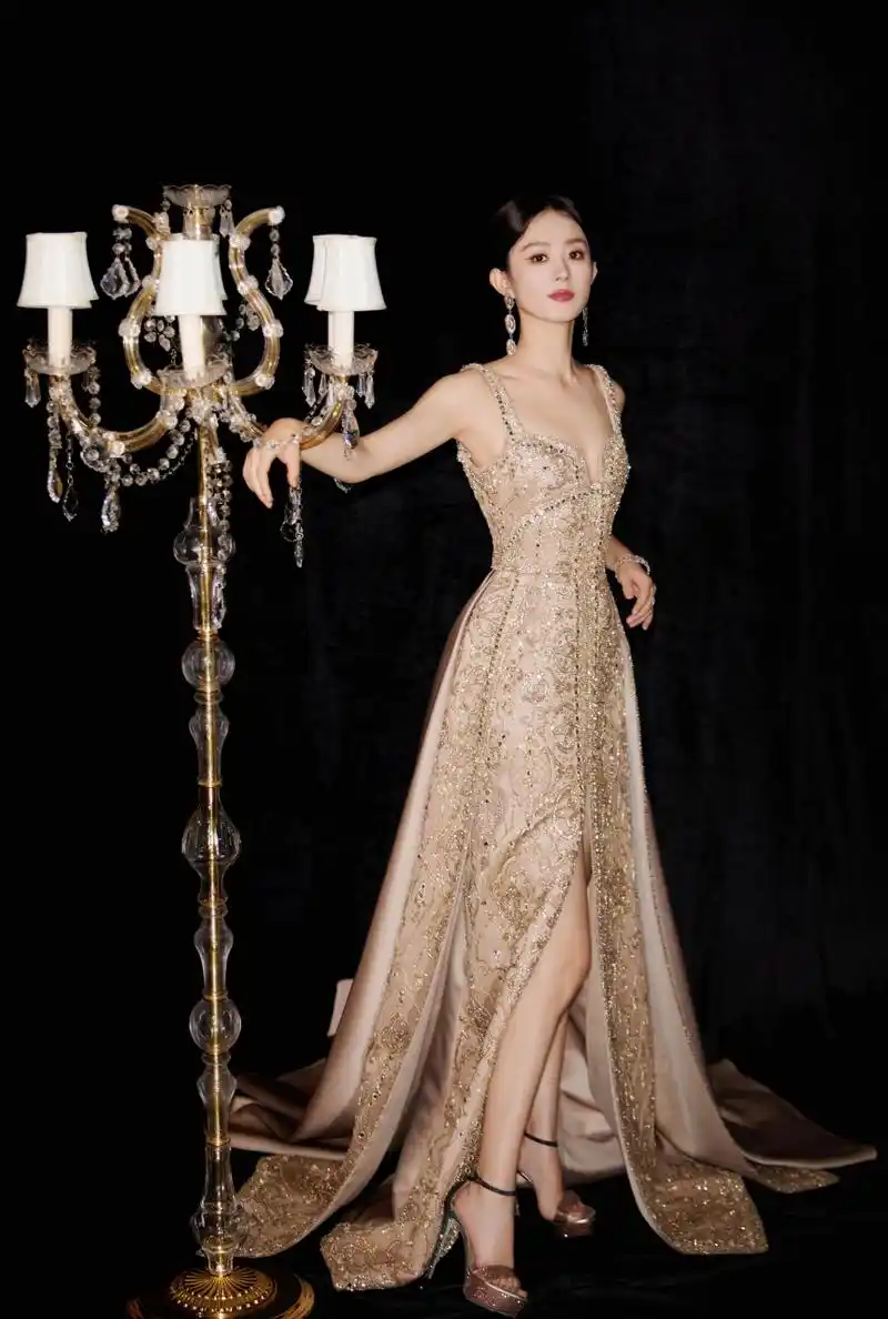 赵丽颖,鎏金色吊带长礼裙,优雅气质尽显风采!