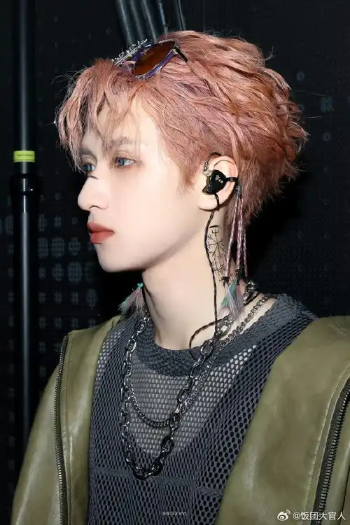 帅哥就是能够轻松驾驭任何发色,严浩翔这深邃的一双眼和冷白皮也太