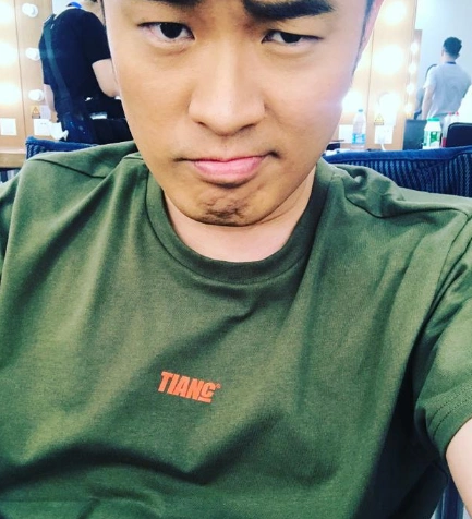 娱乐广播网8月4日报道 8月3日,陈赫在微博晒出一张自拍,配文:"