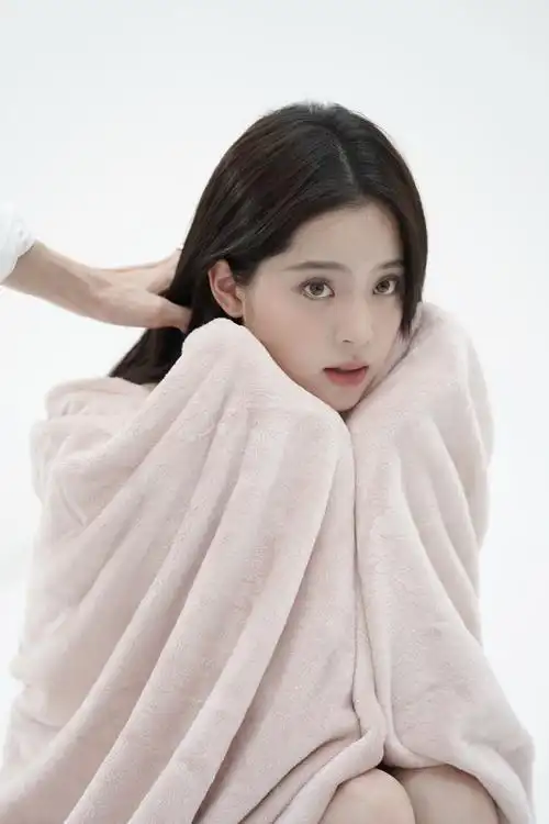 欧阳娜娜穿白色吊带甜笑 唇红齿白清纯可人