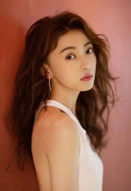 狮子座血型:b/身高:165cm/出生日期:1990年8月16日职业:简介:吴谨言