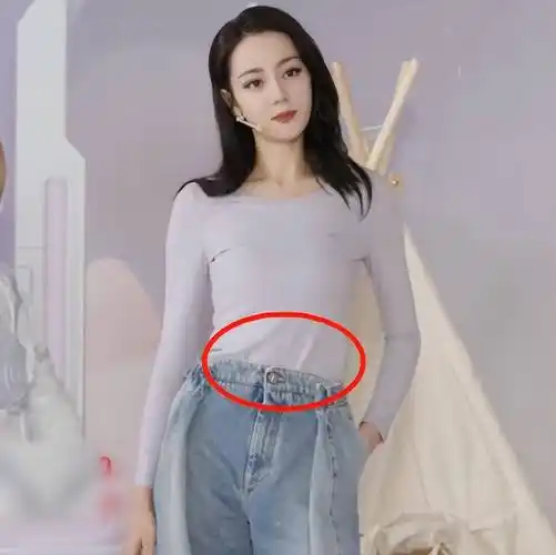 愈发衬得热巴腰细腿长,尤其是小腹肉眼可见地平坦,整个人瘦得像竹竿一