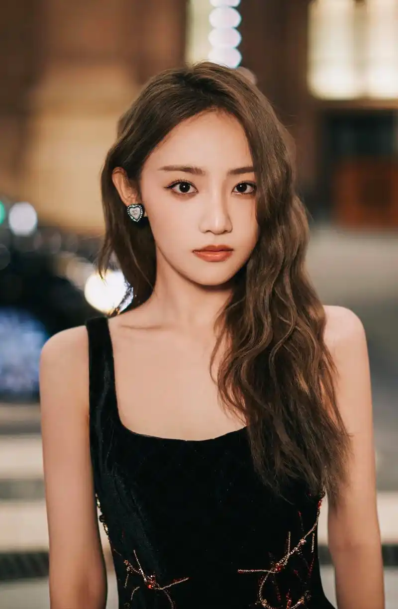 吴佳怡写真美图:如花似玉,秀色可餐