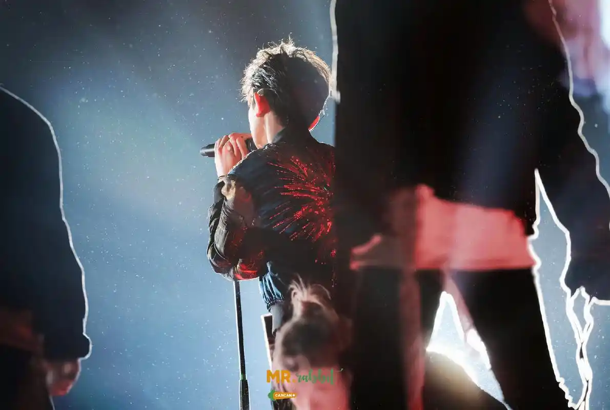 王源勇敢向前走,背影坚定未来无限可能