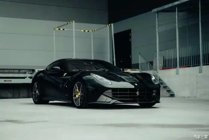 黑色的法拉利ferrarif12berline车标特别