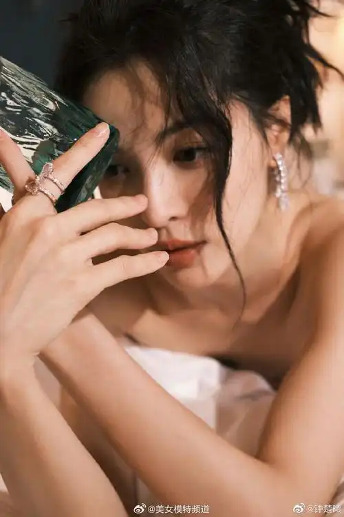 钟楚曦穿抹胸短裙拍写真 身材凹凸有致长腿吸睛__财经头条