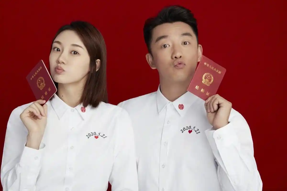 【郑恺苗苗结婚才三年】 近日,网友注意到苗苗vlog中摆放一个印有宝宝