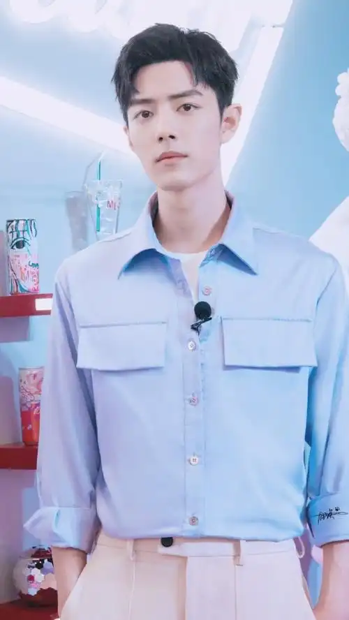 肖战百威直播造型|蓝色复古衬衫,少年感满满!