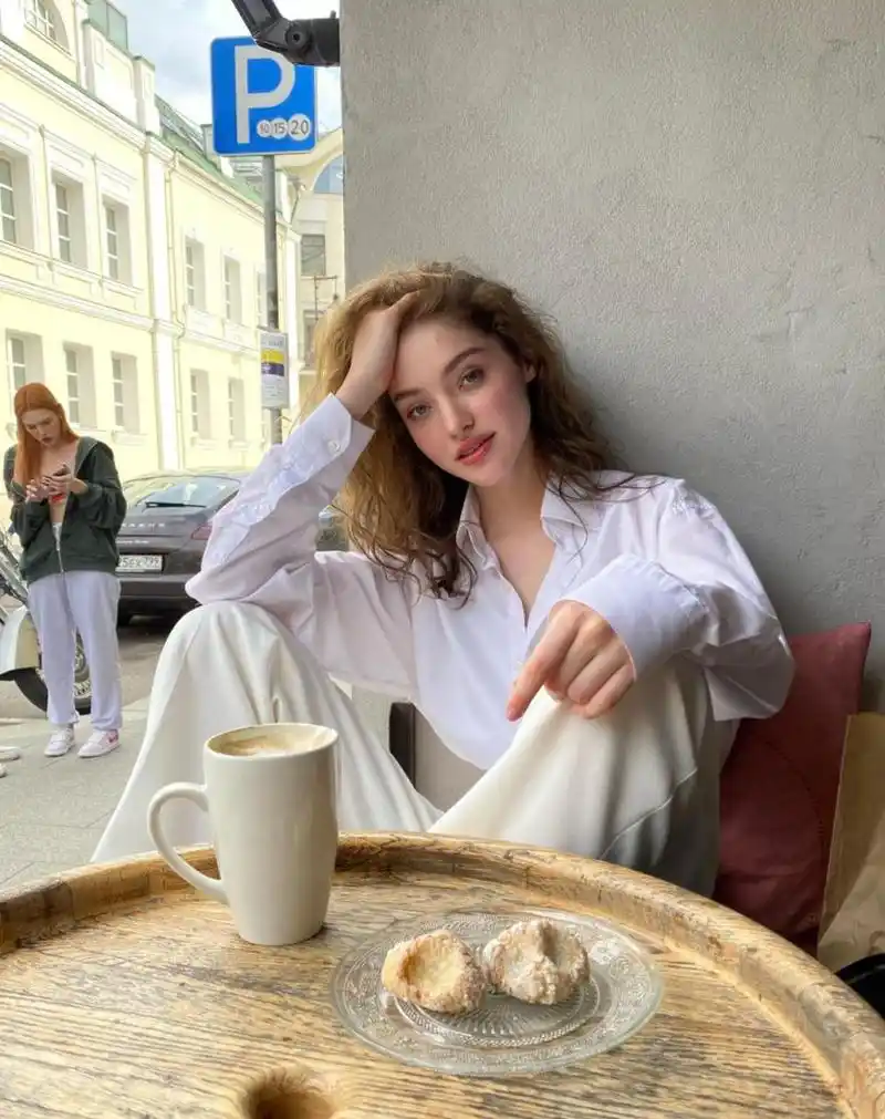 金发混血儿气质美女,白衬衣穿搭