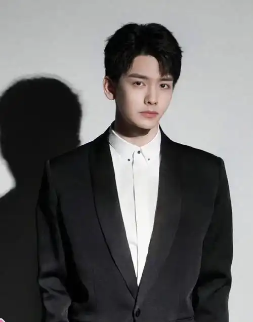 男明星西装杀!完美绅士时尚有型,彰显绝佳气质