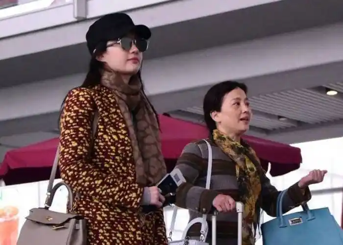 刘亦菲自称全家最丑,本以为她太矫情,家人合影曝光后才知道她说的是