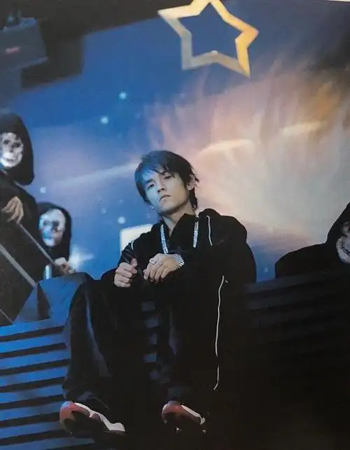 此刻,不仅仅是在回忆照片中那个年轻的周杰伦,我们还在庆祝这位音乐