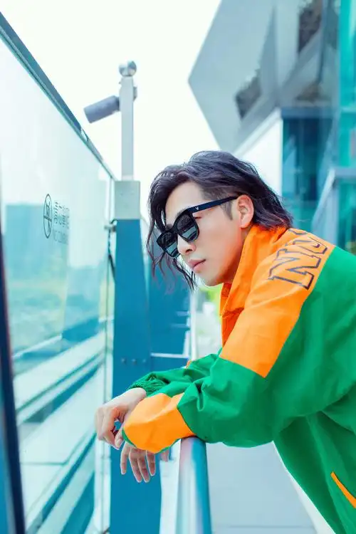 邹廷威街拍大片曝光 帅气随性诠释街头趣味