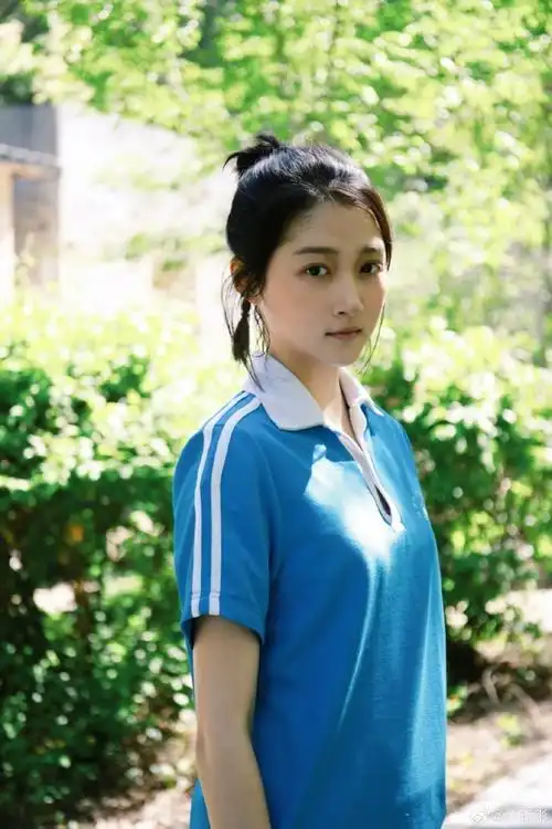 关晓彤校服麻花辫##关晓彤校服麻花辫造型