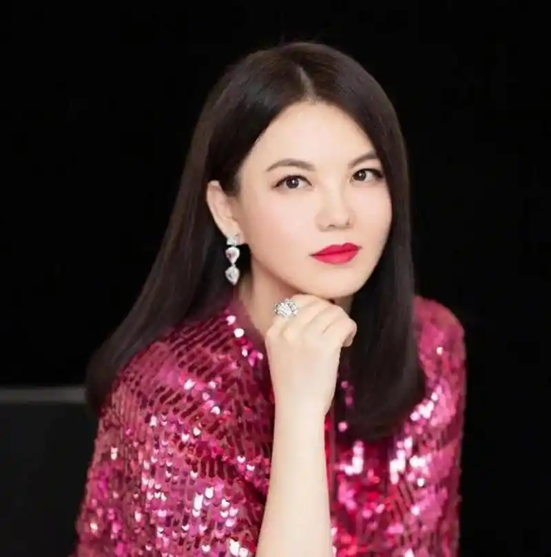 20年前快乐大本营的照片,李湘与何炅维嘉的合照.