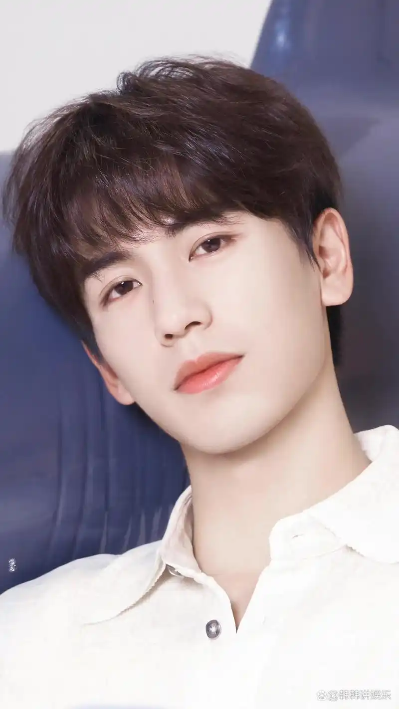 张凌赫白衬衫写真照太帅了吧,阳光少年的感觉一下子就来了