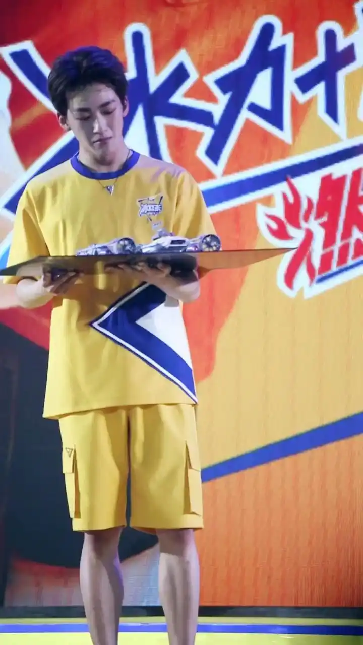 dearlunar0504_何洛洛