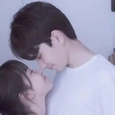 情侣甜蜜亲吻撒狗粮高清恩爱的情侣头像真人撒狗粮图片