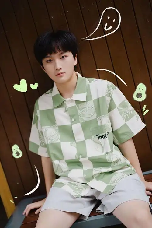 赵冠羽六一儿童节童趣涂鸦写真公开穿绿色印花衬衫清新元气