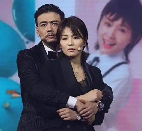 杨烁和刘涛的5张亲密合照,图2两人手动比心,图5背后环抱好深情