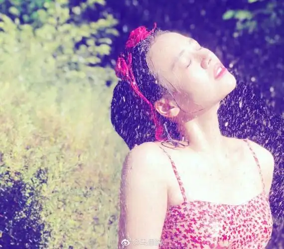 小粉豹马思纯穿泳衣裙,身材有料,玩水枪心情好