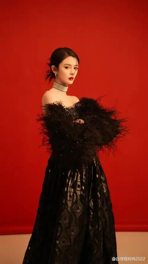 傅菁黑色礼服亮相,低丸子头慵懒迷人