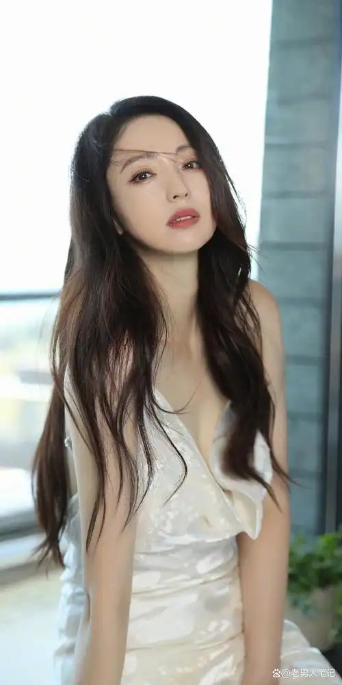 近日,43岁的女演员董璇在个人社交平台上晒出一组全新的春日写真大片.