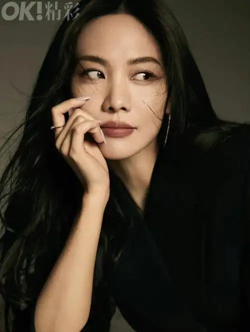 伴随着新歌《疯狂灰姑娘》的发布,王霏霏首张意识觉醒概念专辑迎来