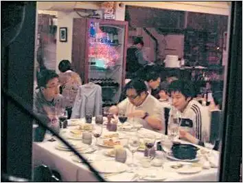 霍启山约富豪2代饭聚 与林建岳长女亲密咬耳