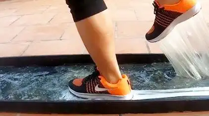 赤脚踩满地胶水视频在线观看 - 西瓜视频