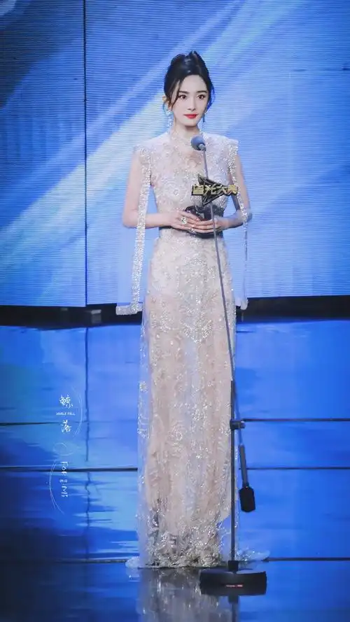 【杨幂 | 星光大赏领奖】美到不可方物