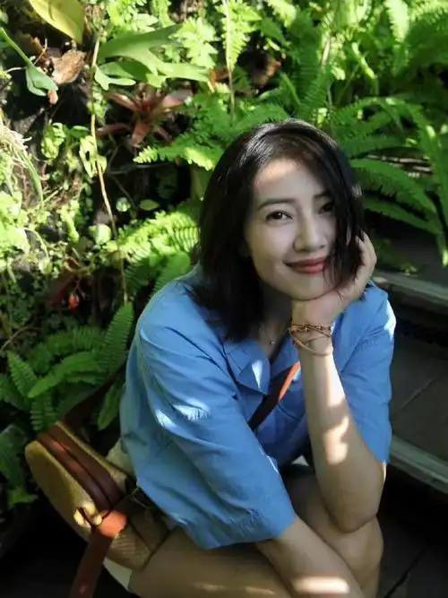 高圆圆最新写真少女感十足穿蓝衬衣配白短裤重回少女脸太绝了