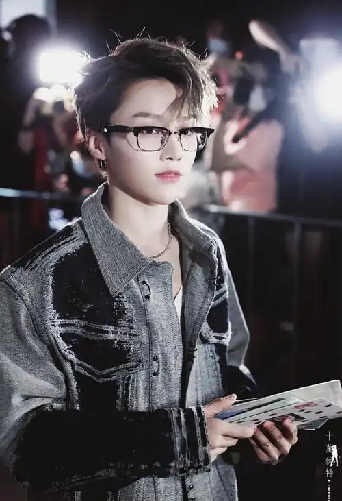 刘雨昕黑框眼镜