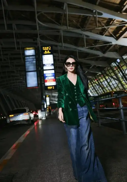 张雨绮写真大赏,绿色丝绒西装展现蜜桃身材,网友惊叹:就这样征服了我