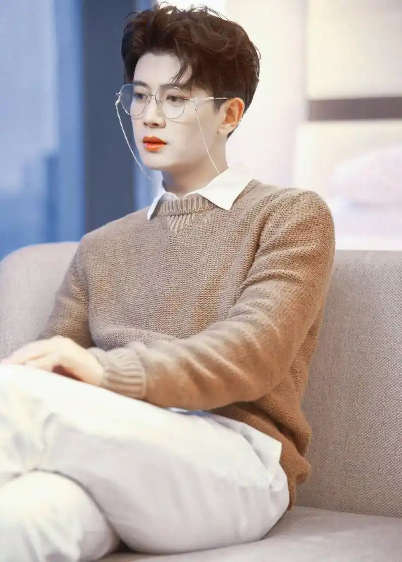 任嘉伦戴银色链条眼镜,极具文艺,与黄色针织衫搭配,帅出新高度