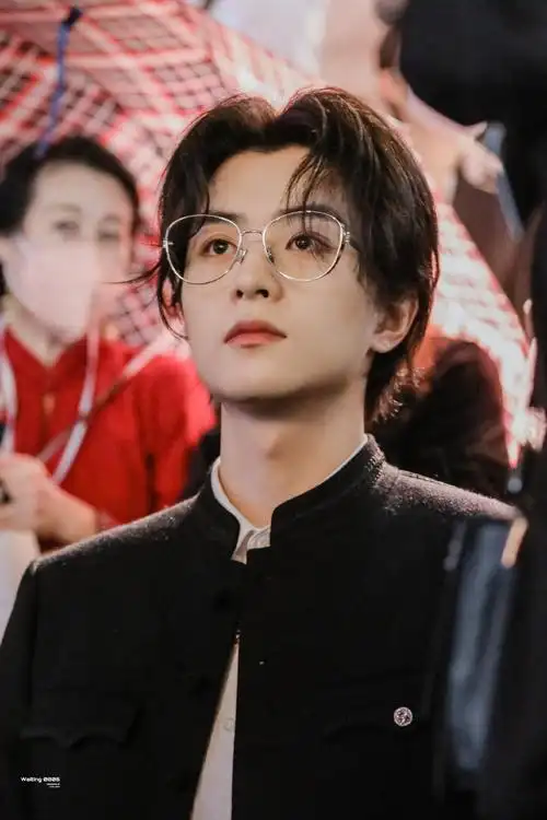 邓孝慈饭拍氛围感##邓孝慈银丝框眼镜造型