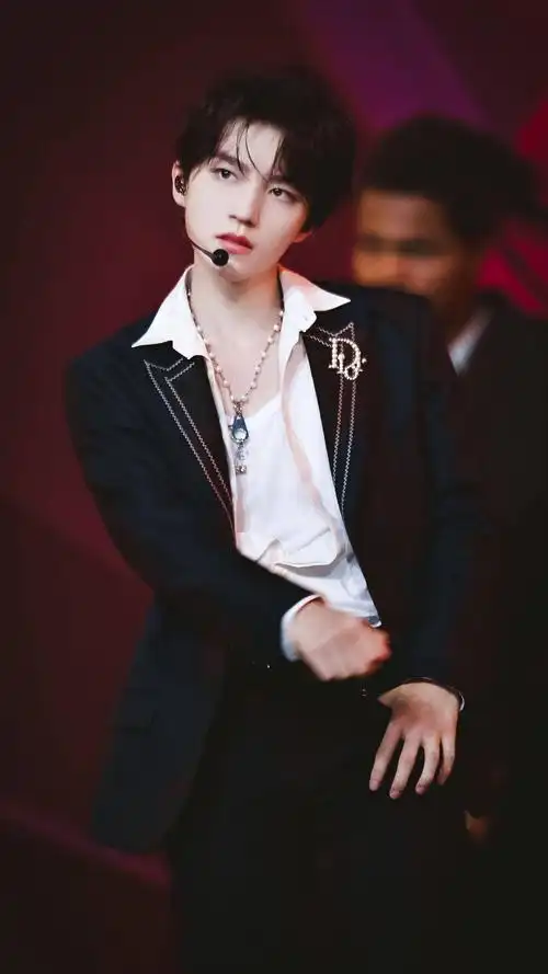 王俊凯黑色西装的致命时刻你就是我的心之所向