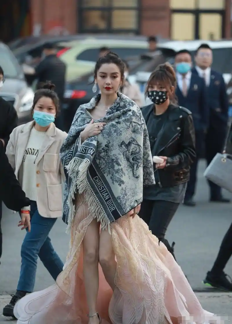 angelababy瘦得太过分了,胸前的肋骨都清晰可见,快瘦成纸片人了. 67